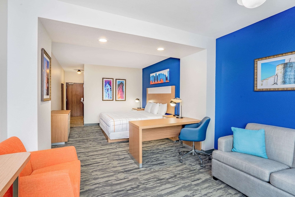 La Quinta Inn & Suites by Wyndham Katy 39/43