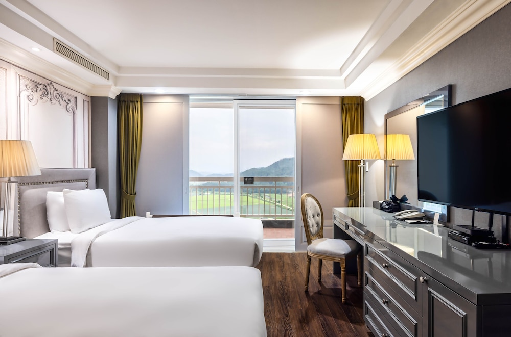 غرفة بريميير عائلية بسريرين منفصلين وسرير مزدوج وسرير فردي بإطلالة على الحديقة، Kensington Hotel Pyeongchang 3/6