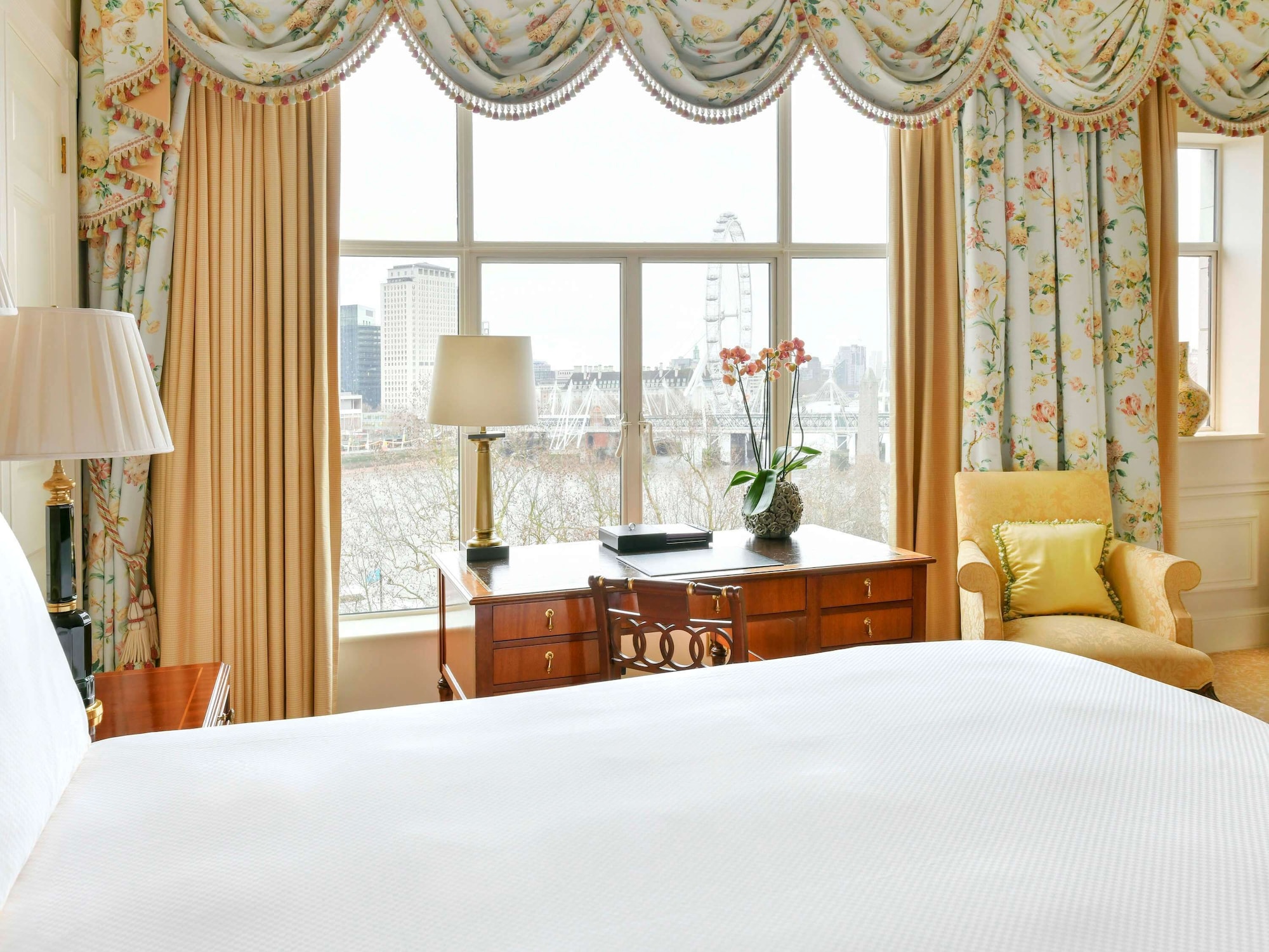جناح جونيور بسرير كينج بإطلالة على النهر، The Savoy Hotel 5/10
