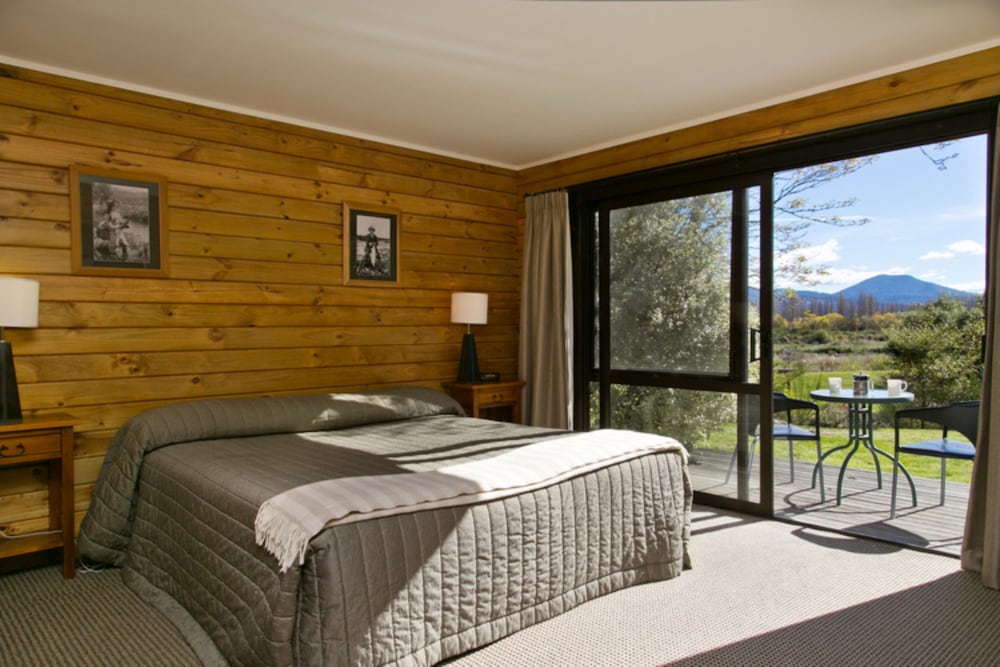 Tongariro Lodge 16/75