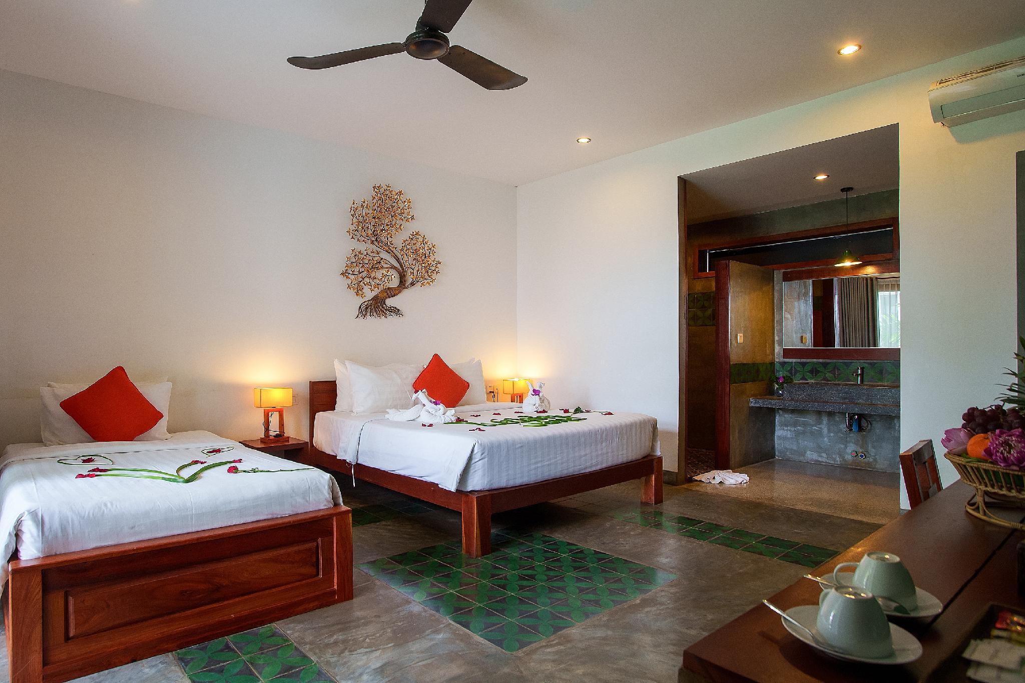 Deluxe, 2 Queen Beds, Pool View