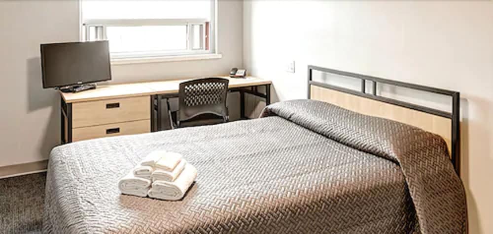 2 BEDROOMS, SUITE, KITCHENETTE