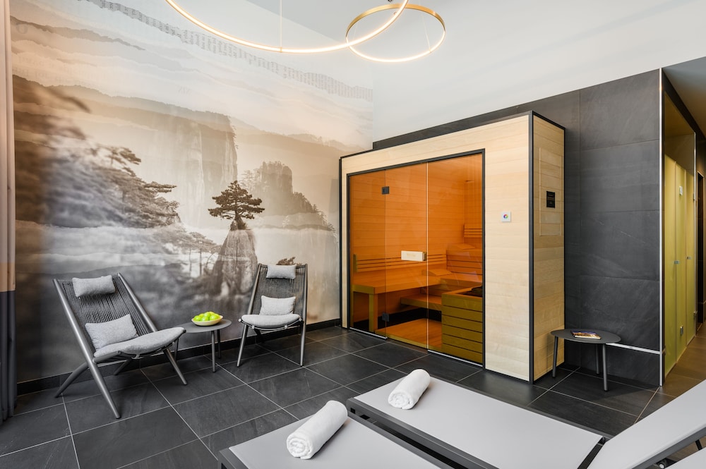Hotel Emerald & Suites 35/56