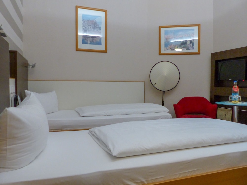 ROOM, TWIN BEDS