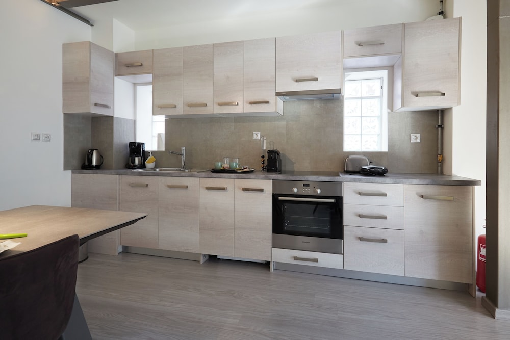 Athenian Residences 6/50