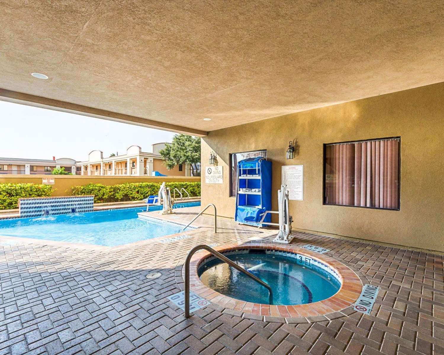 Comfort Suites McAllen Airport and La Plaza Mall 15/18