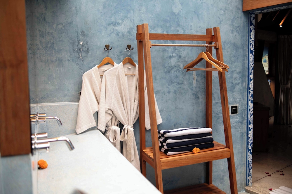 The Sender Pool Suite 50/50