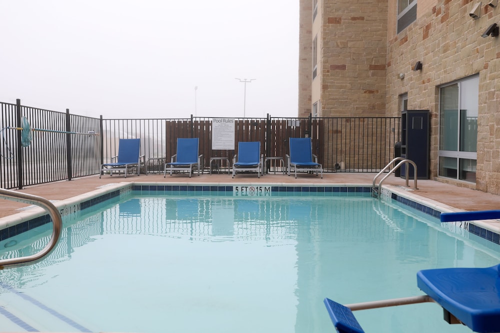 Holiday Inn Express Suites Forney 1/55