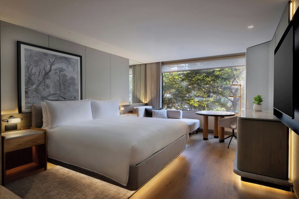 Deluxe, King Bed, JW Marriott Auckland 3/6