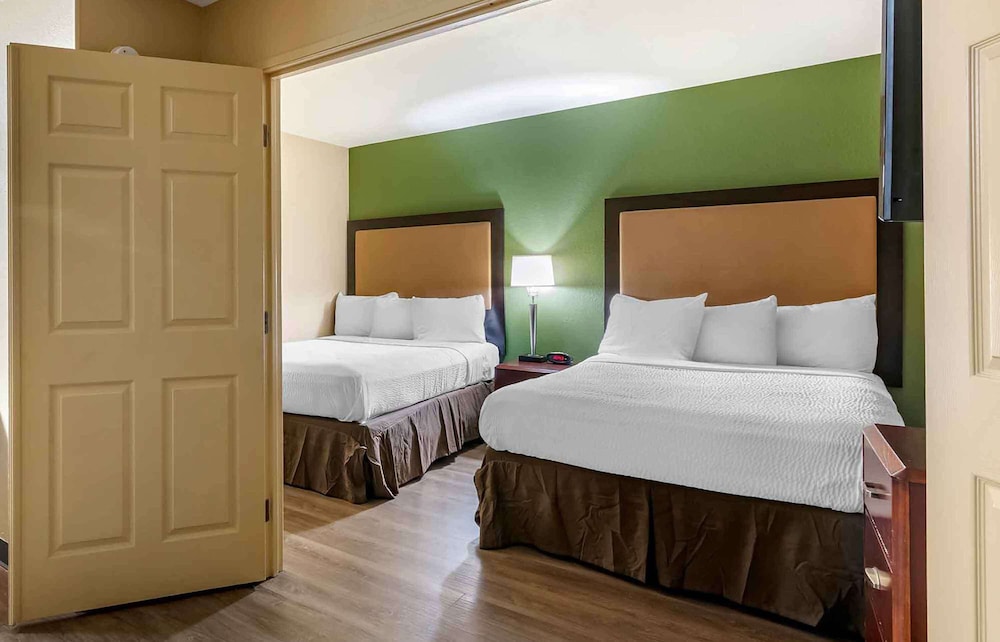 1 BEDROOM, SUITE