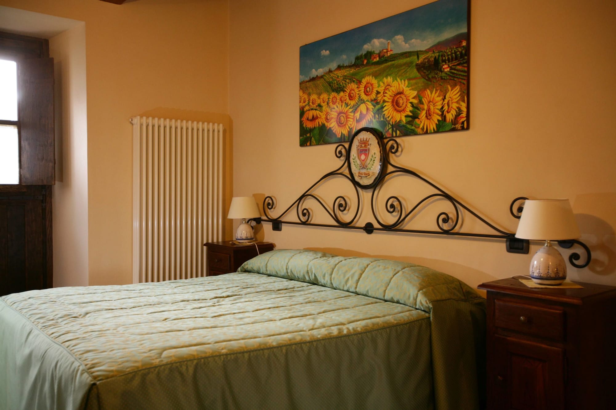 2 BEDROOMS, APARTMENT, KITCHENETTE
