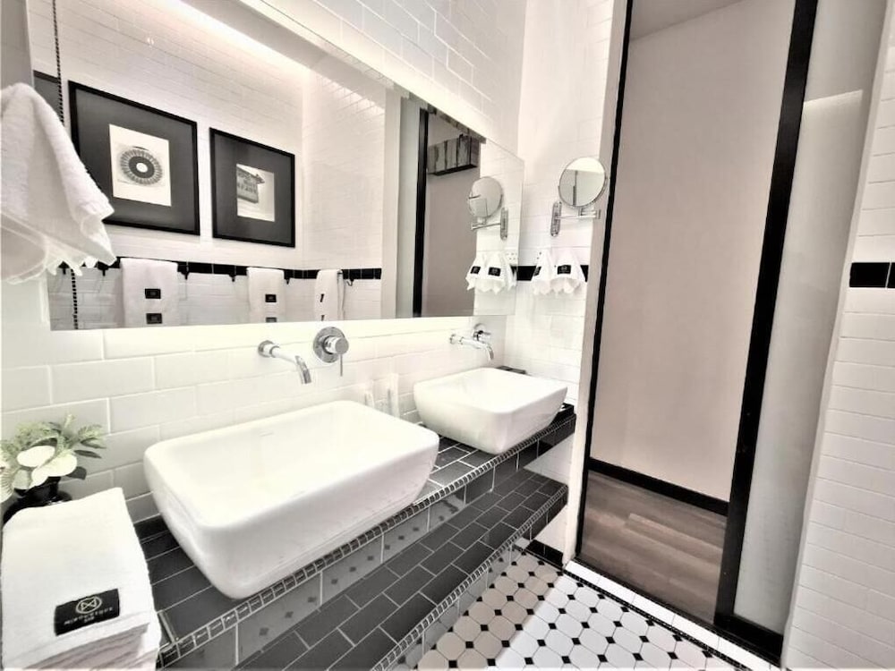 M Boutique Station 18 64/65