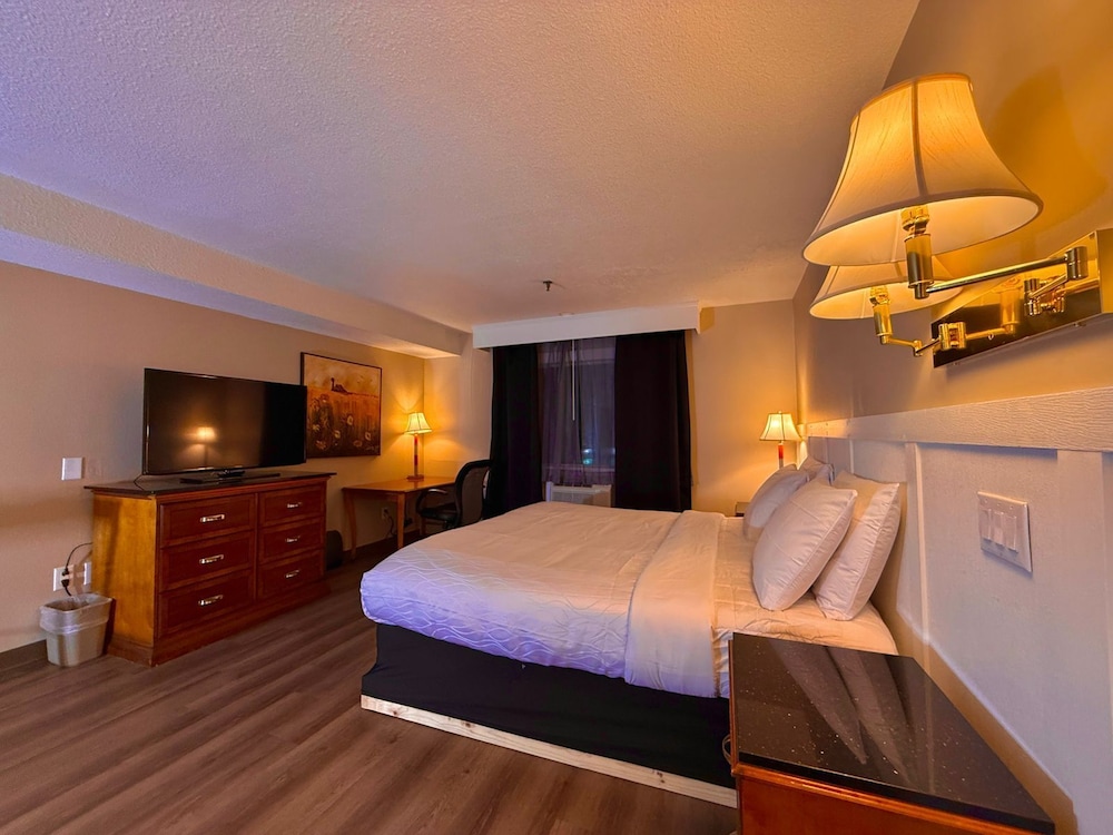 Presque Isle Inn and Convention Center 10/48