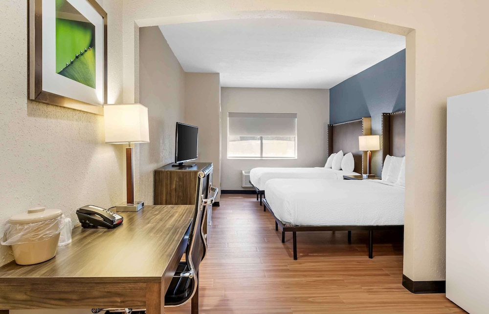 Comfort Suites Buffalo Airport 10/25