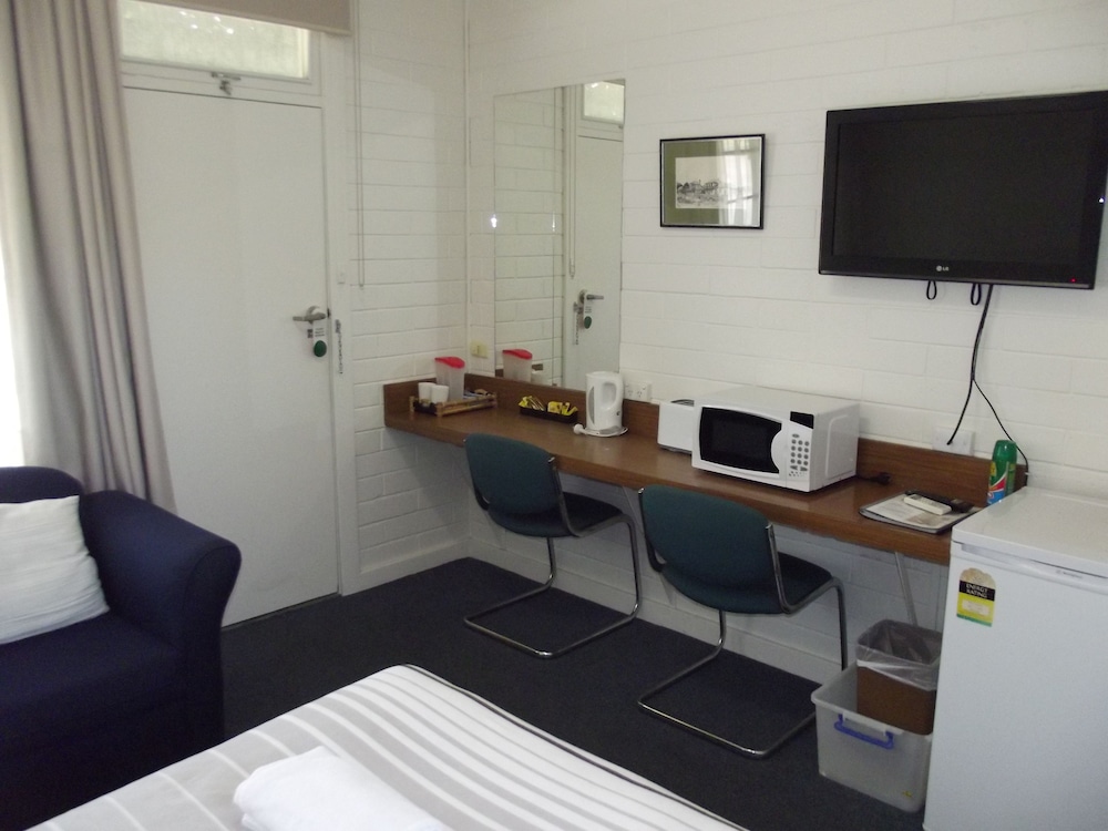 GUICHEN BAY MOTEL 50/54