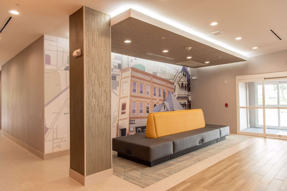 La Quinta Inn & Suite by Wyndham Lake City 7/29