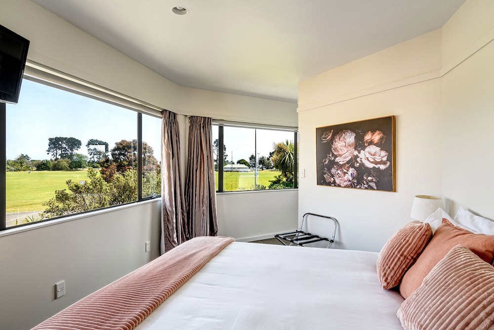 1 BEDROOM, DELUXE