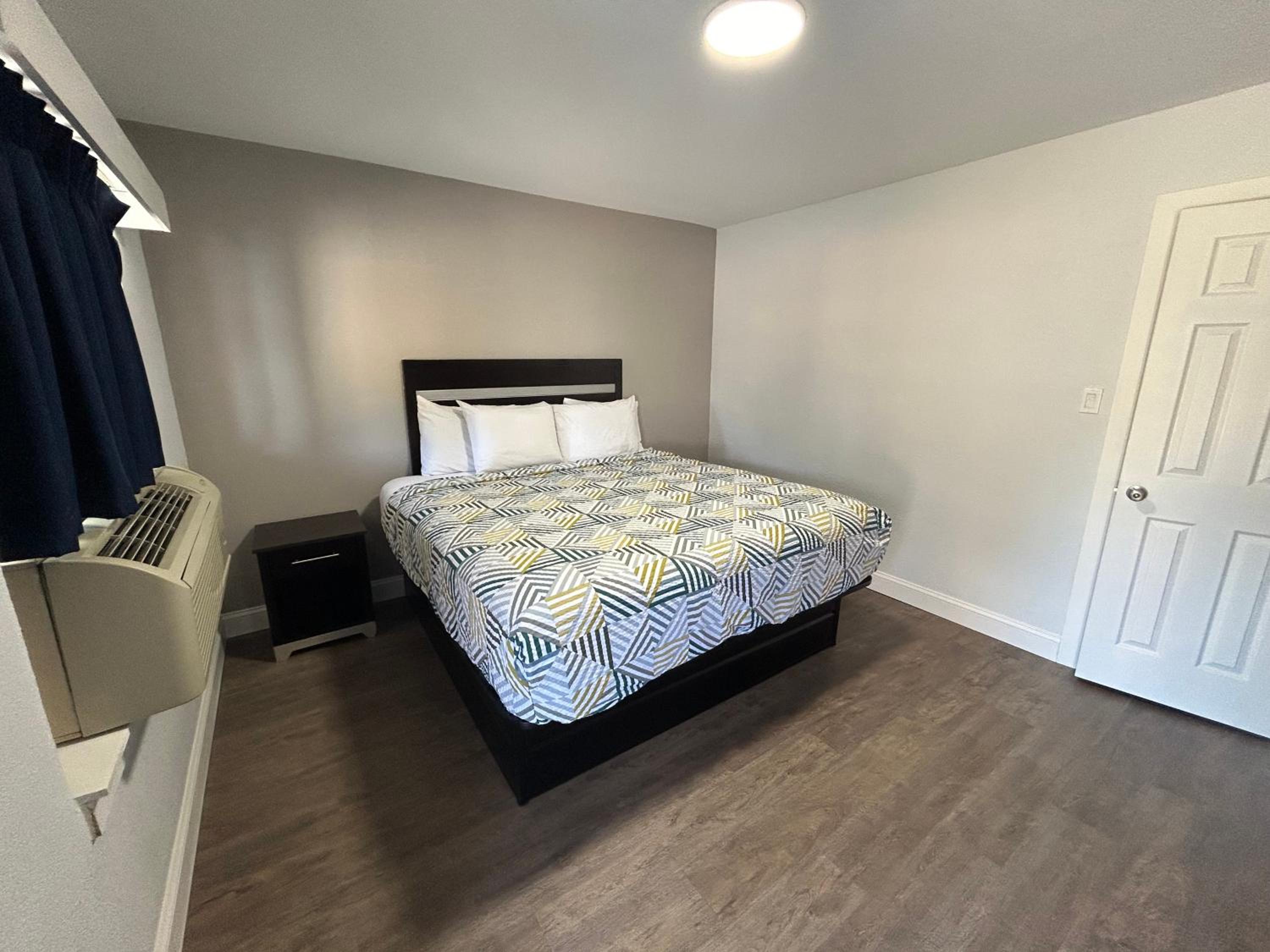 1 King Bed - Smoking, Micfridge