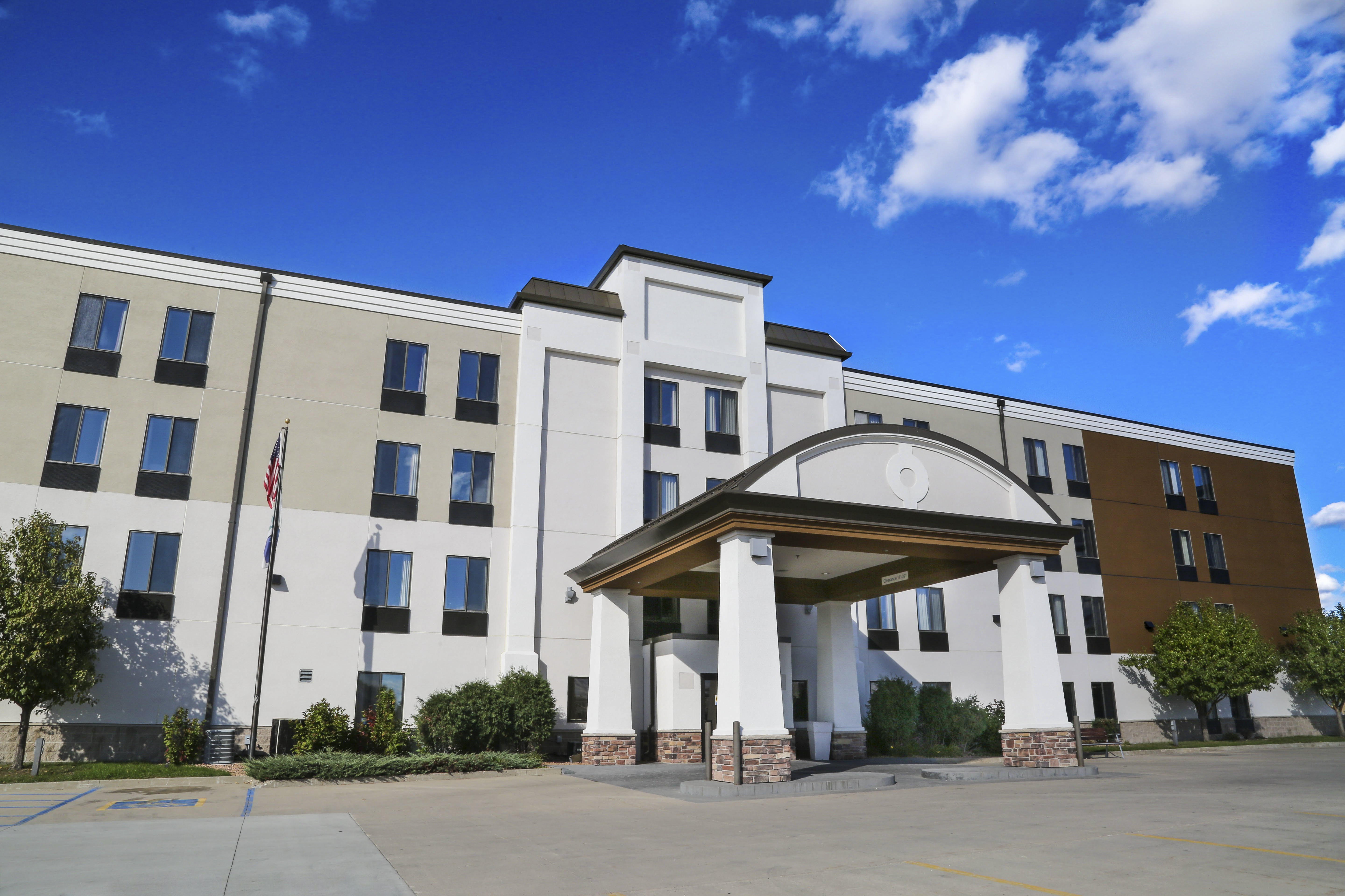 Holiday Inn Express Fargo-West Acres 70/70