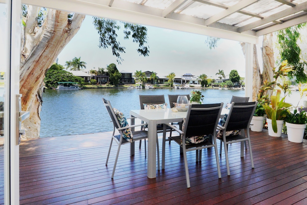 NOOSA ENTRANCE WATERFRONT RESORT 52/80