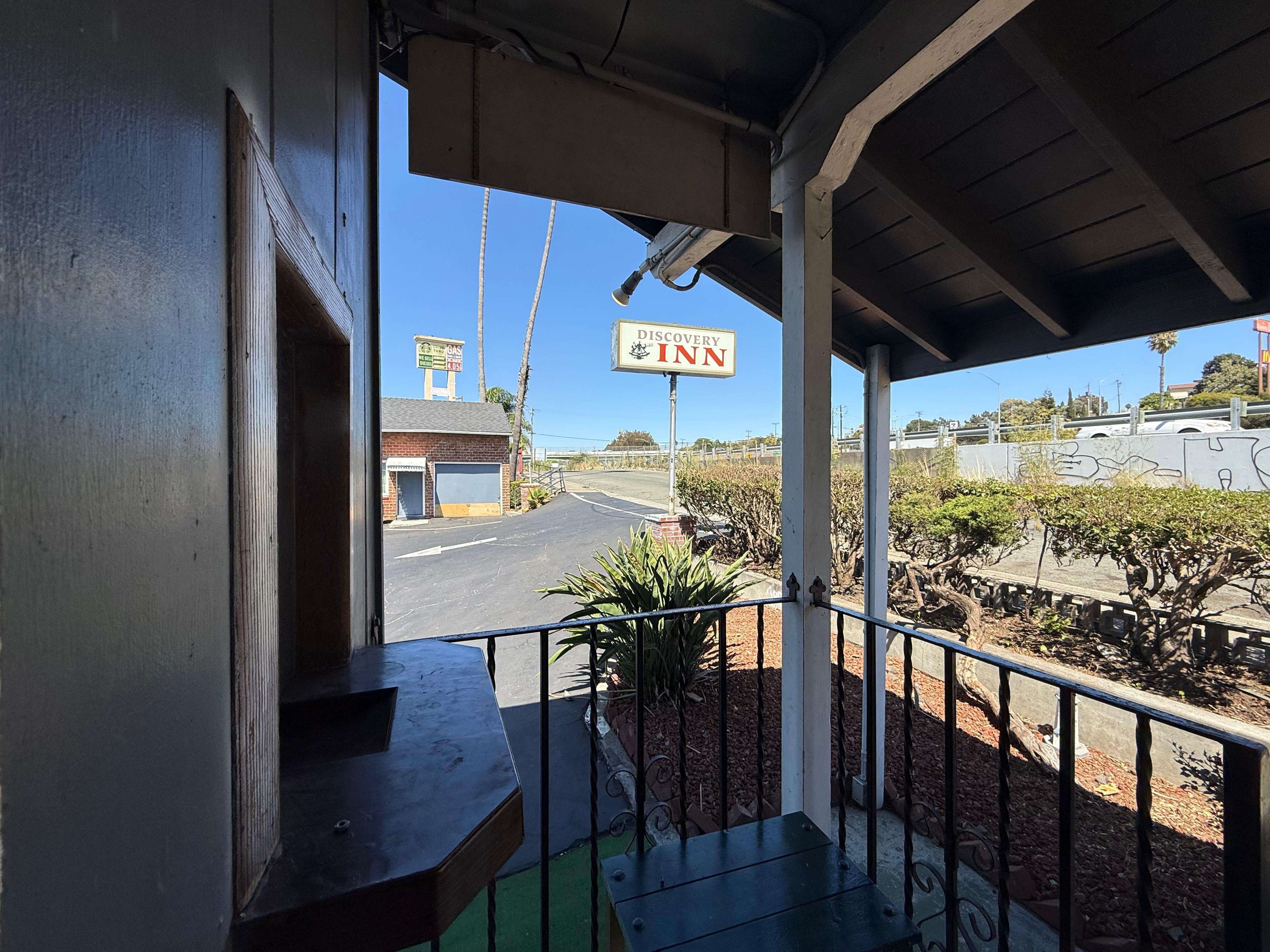 Discovery Inn Vallejo I 80 Near Napa CA 30/32