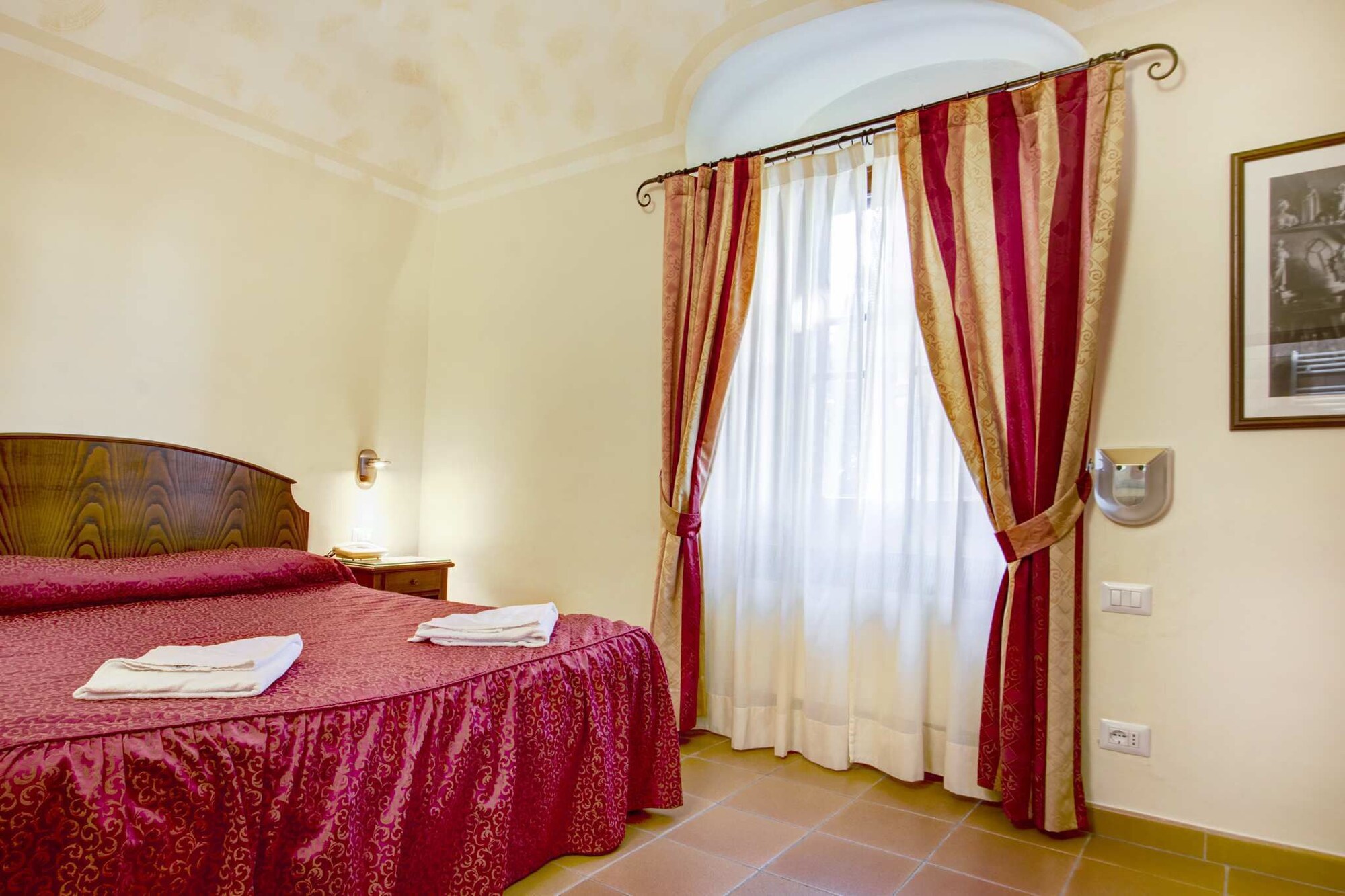 ROOM, QUEEN BED