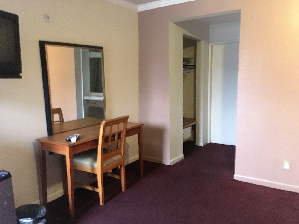 Mission Motel 8/33