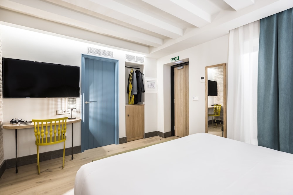 STANDARD, KING BED, BATHTUB, COURTYARD AREA