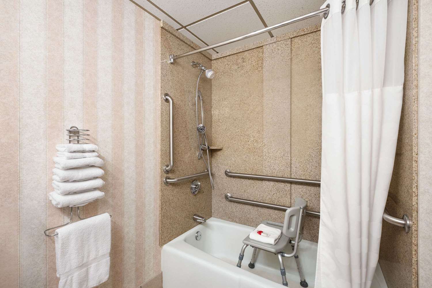 Ramada By Wyndham Bismarck 20/22