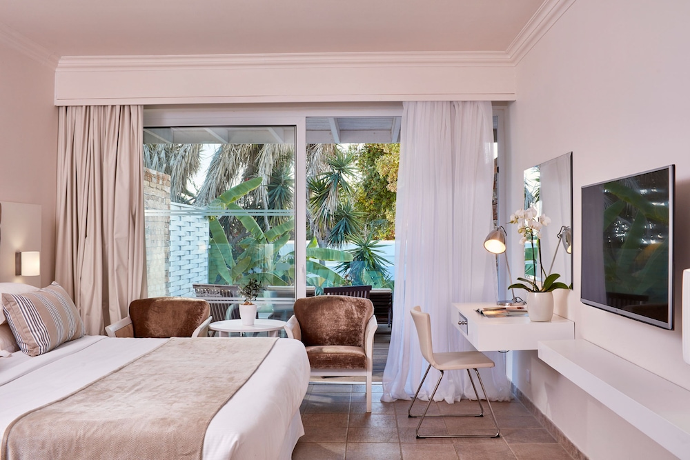 Grecian Bay Hotel 27/75