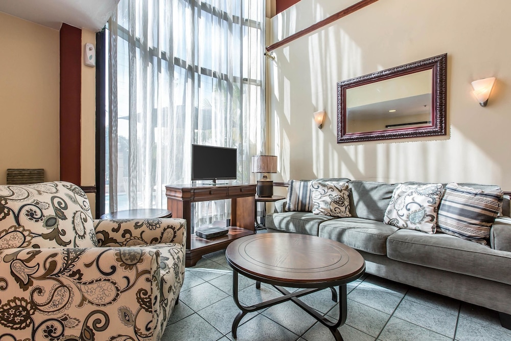 Econo Lodge Inn & Suites Riverside Corona 26/34