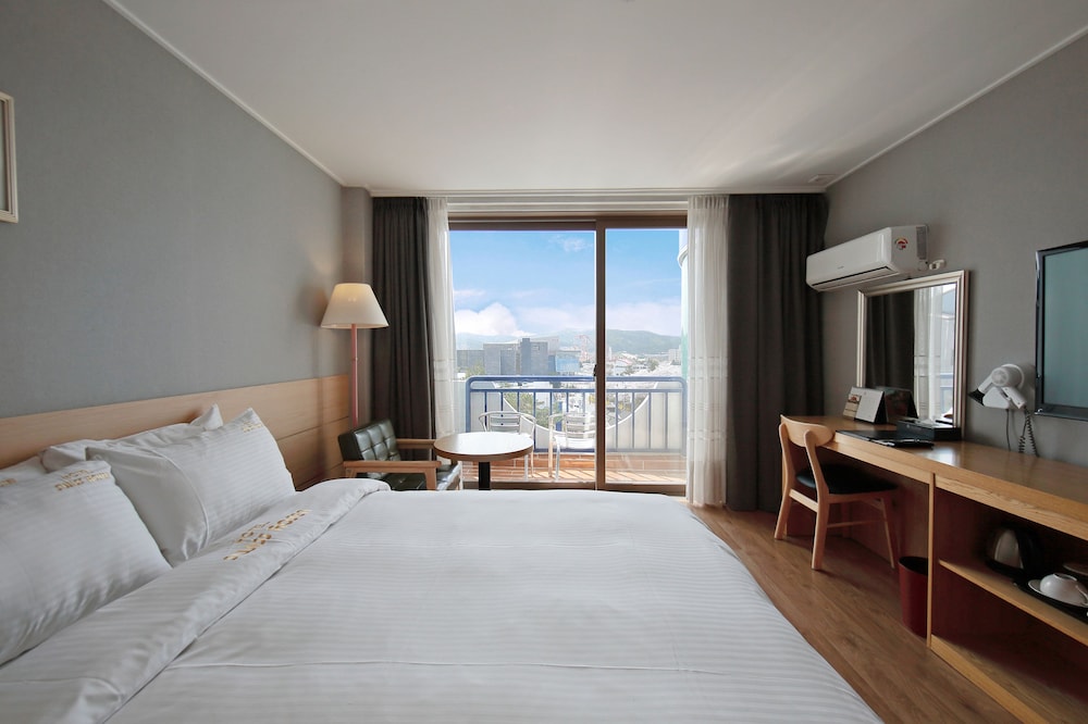 غرفة ديلوكس بسرير مزدوج بحوض استحمام، Benikea Swiss Rosen Hotel 2/5