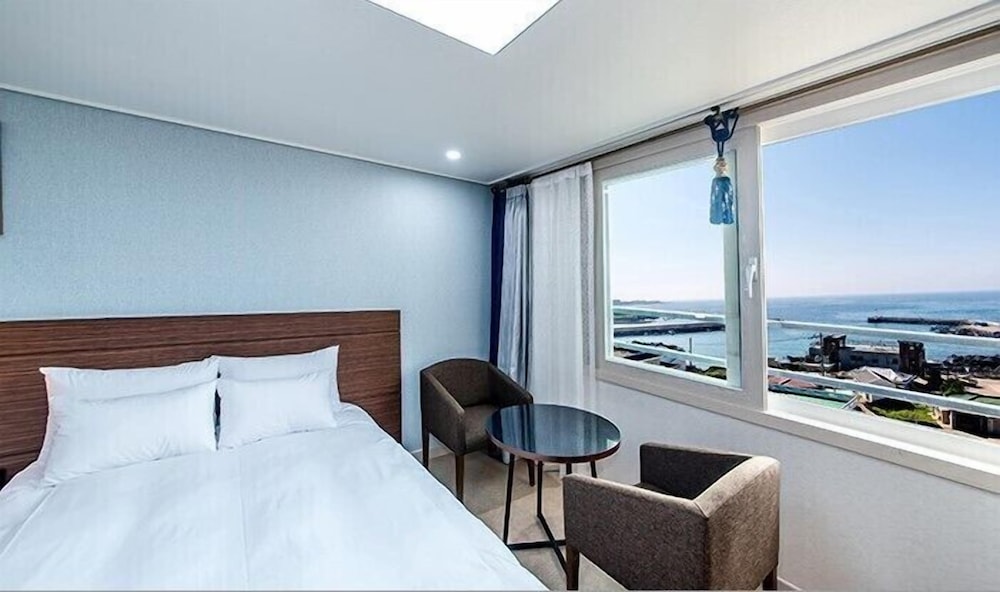 ROOM, QUADRUPLE