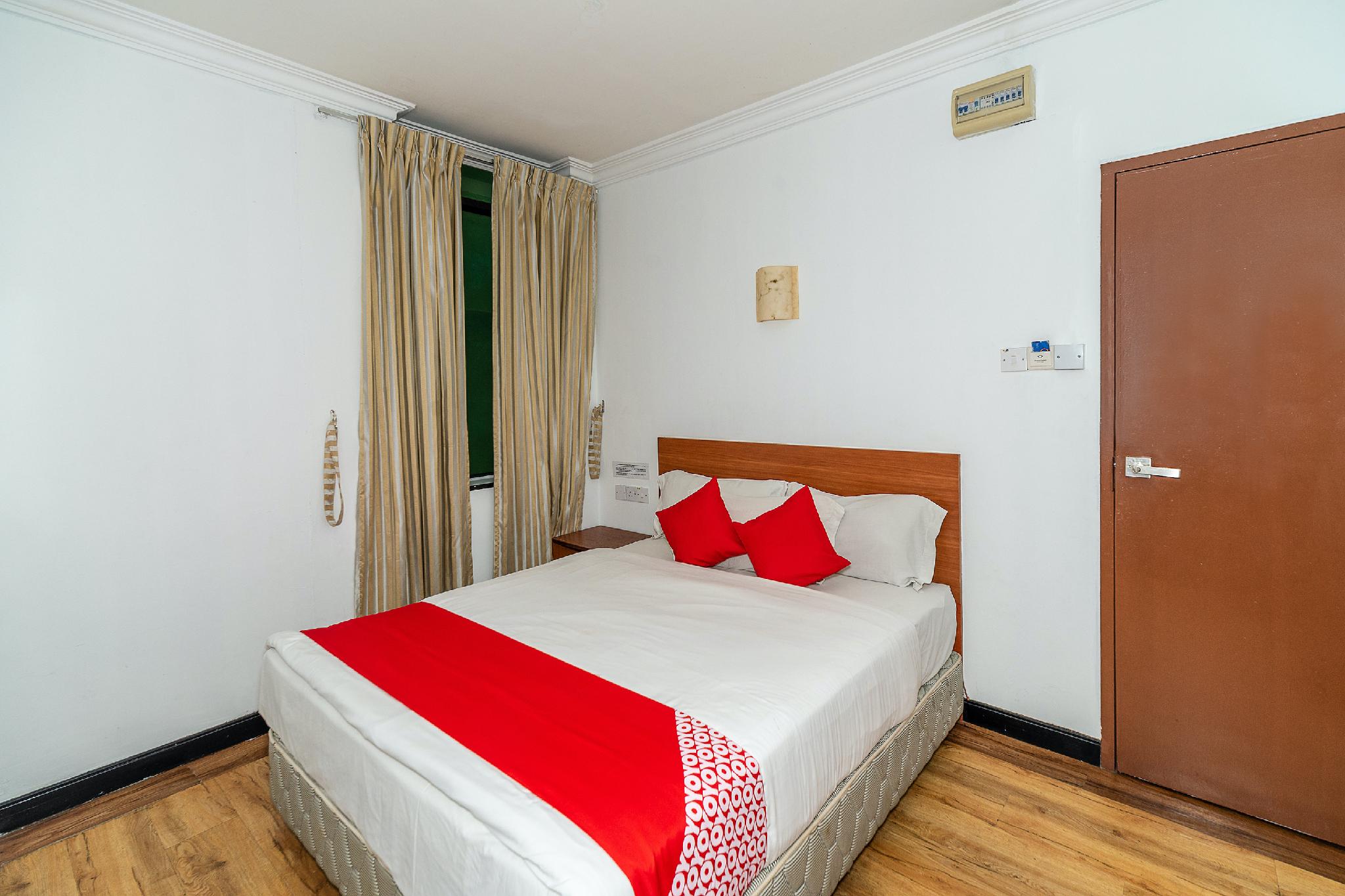 Room, Twin Beds, No Window