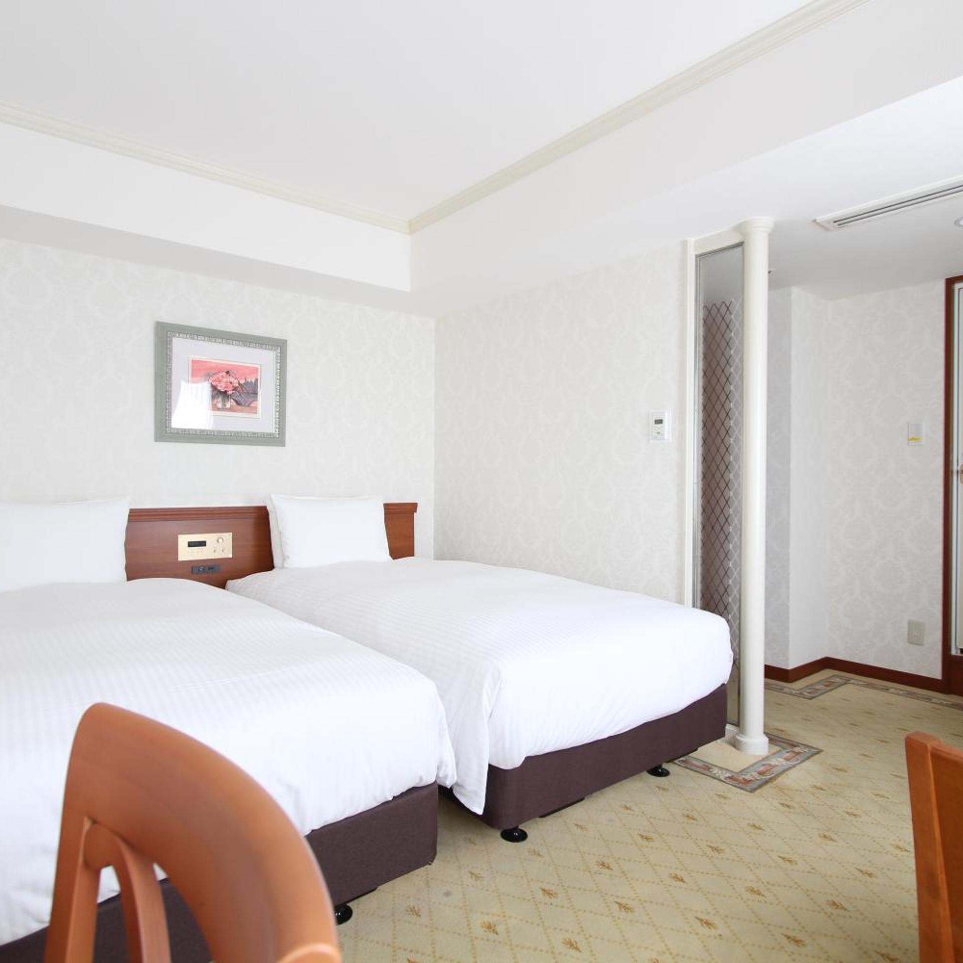 MODERATE, TWIN BEDS