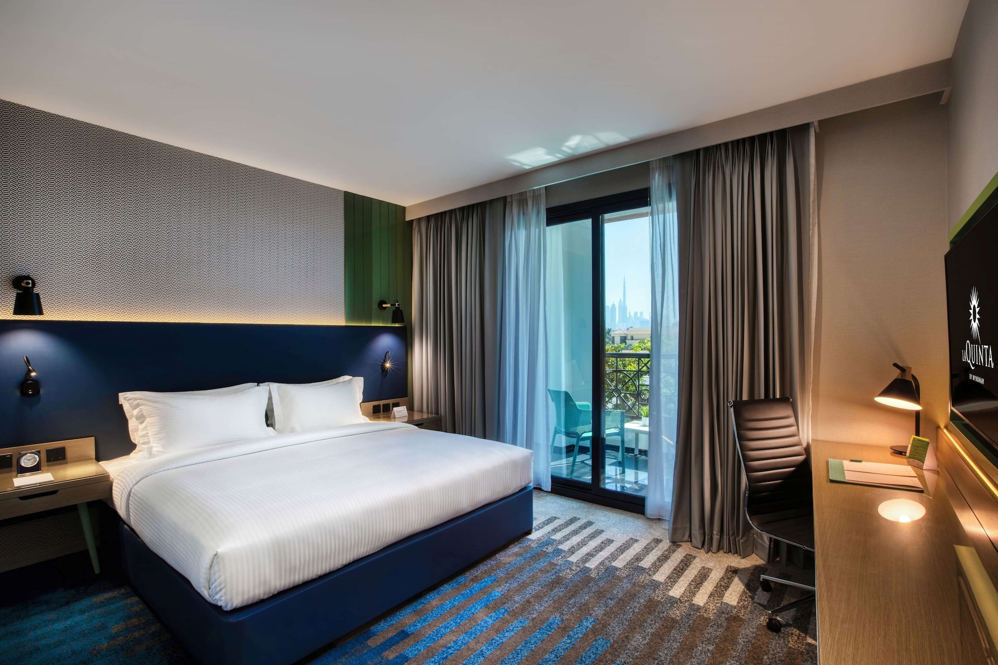 EXECUTIVE, SUITE, KING BED, KITCHENETTE