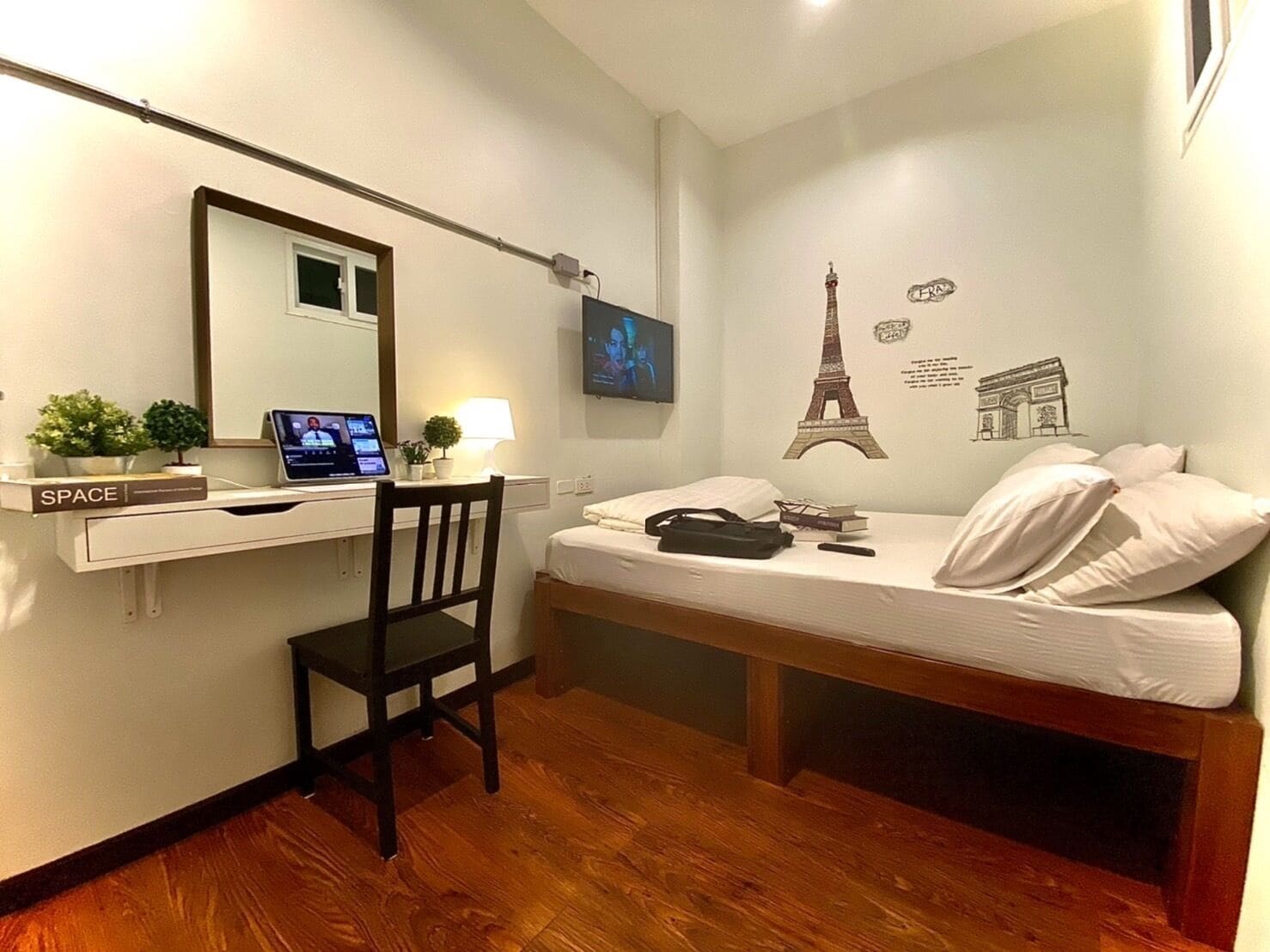 PRIVATE, QUEEN BED, SHARED BATHROOM