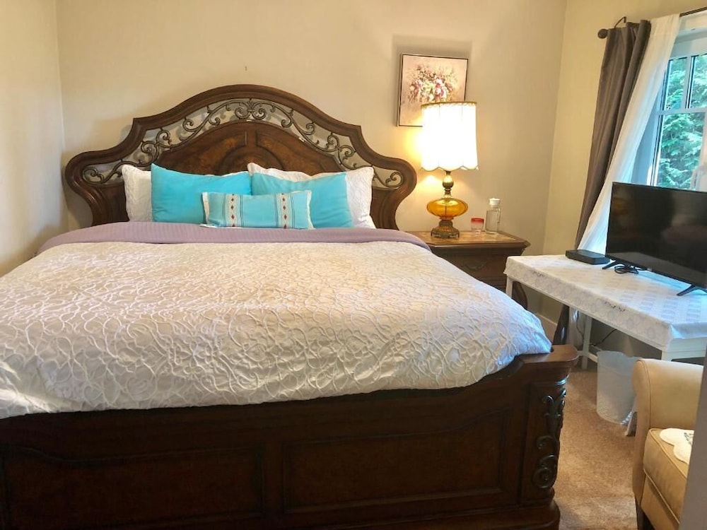 STANDARD, KING BED, PRIVATE BATHROOM