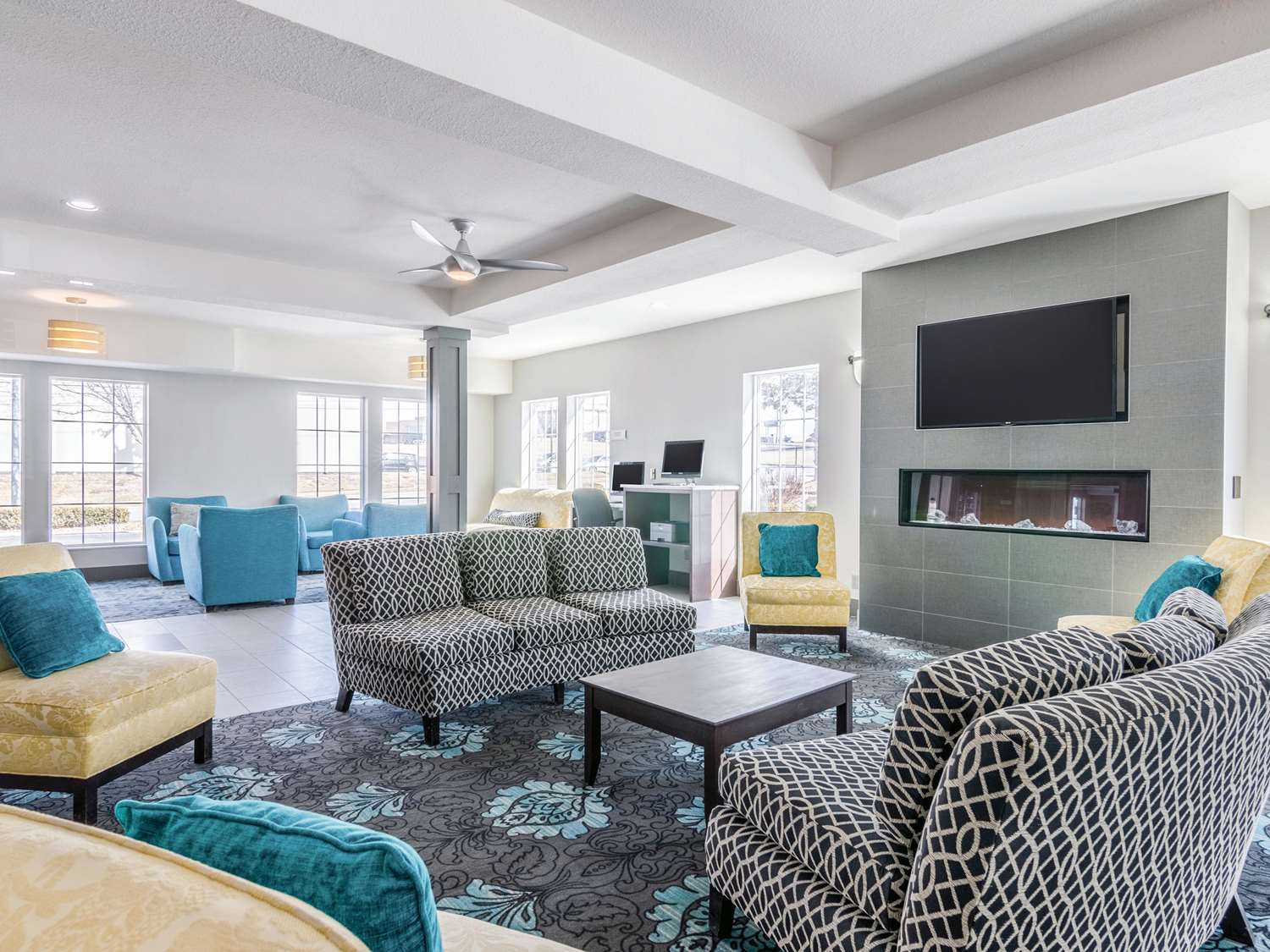 La Quinta Inn and Suites by Wyndham Kansas City Airport 25/34