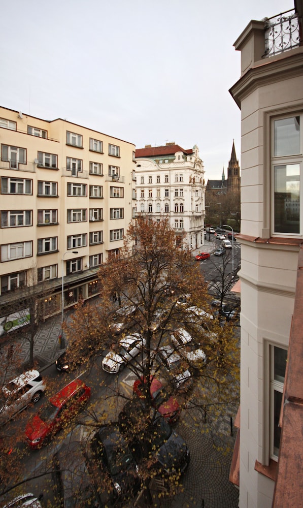 Elizabeth Suites 8/50