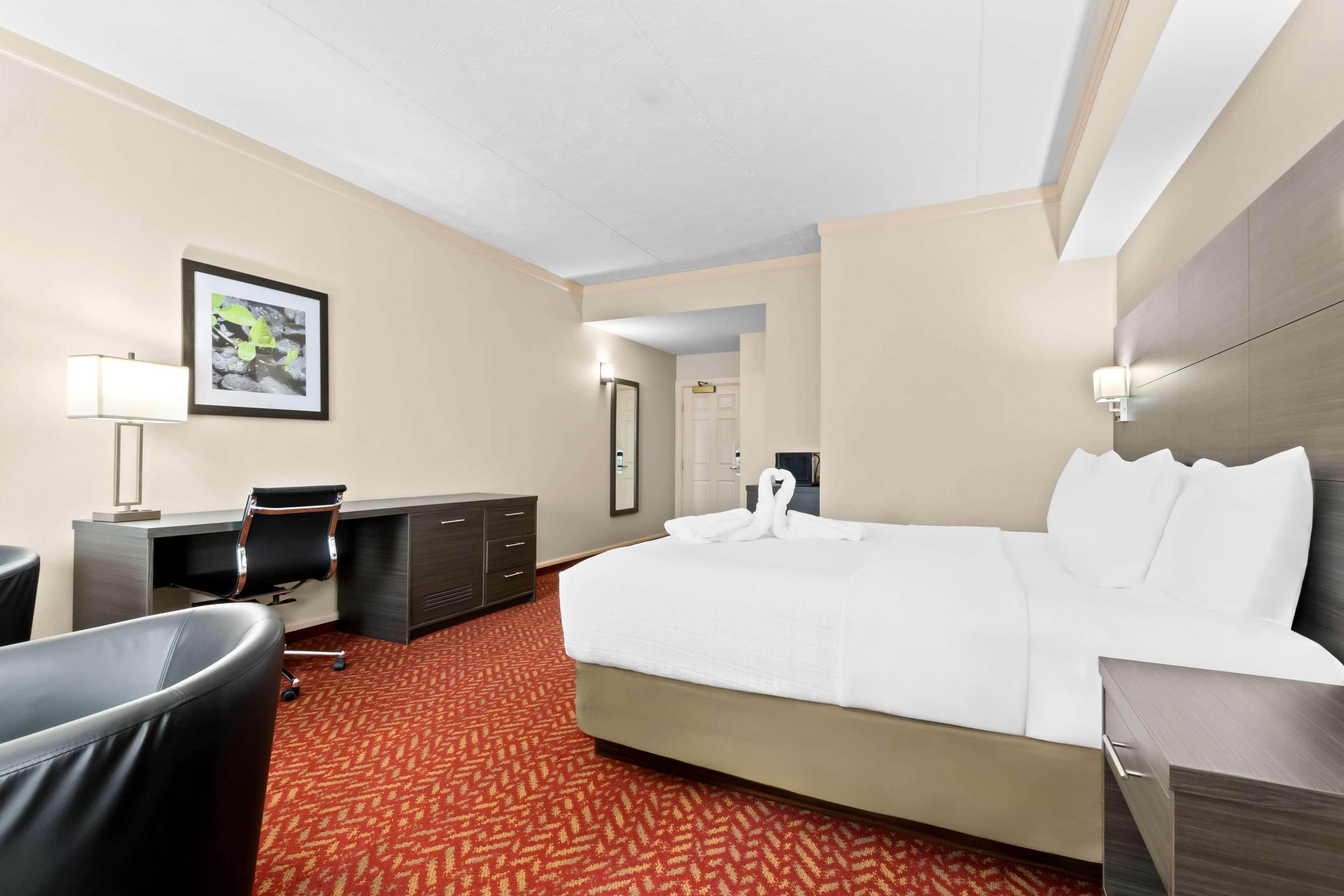 Tower, King Bed, Jetted Tub