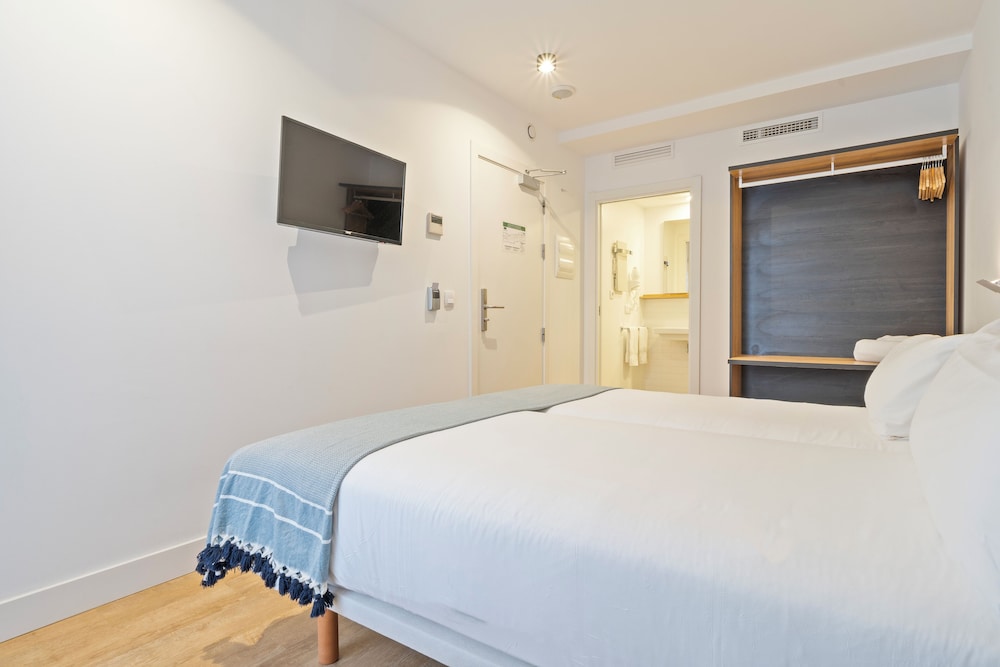 ROOM, DOUBLE OR TWIN BED