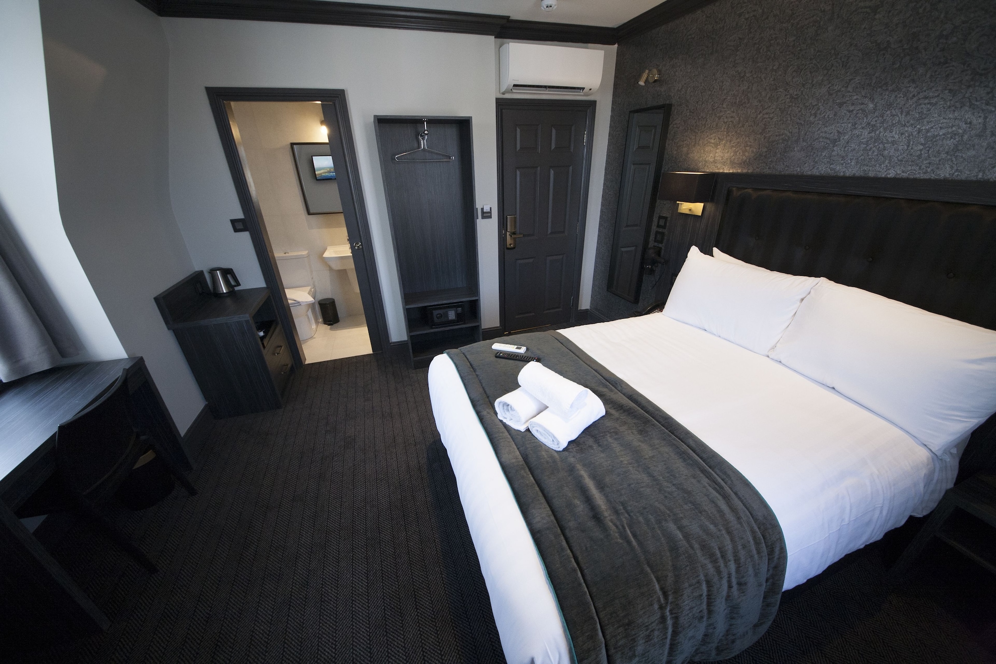 DELUXE, TRIPLE, DOUBLE BED, CITY VIEW, SOFA
