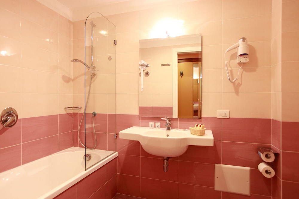 Caravel Hotel 6/62