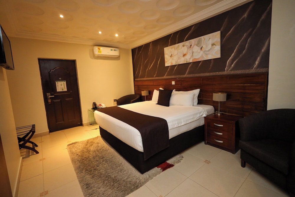 Airport West Hotel 23/75