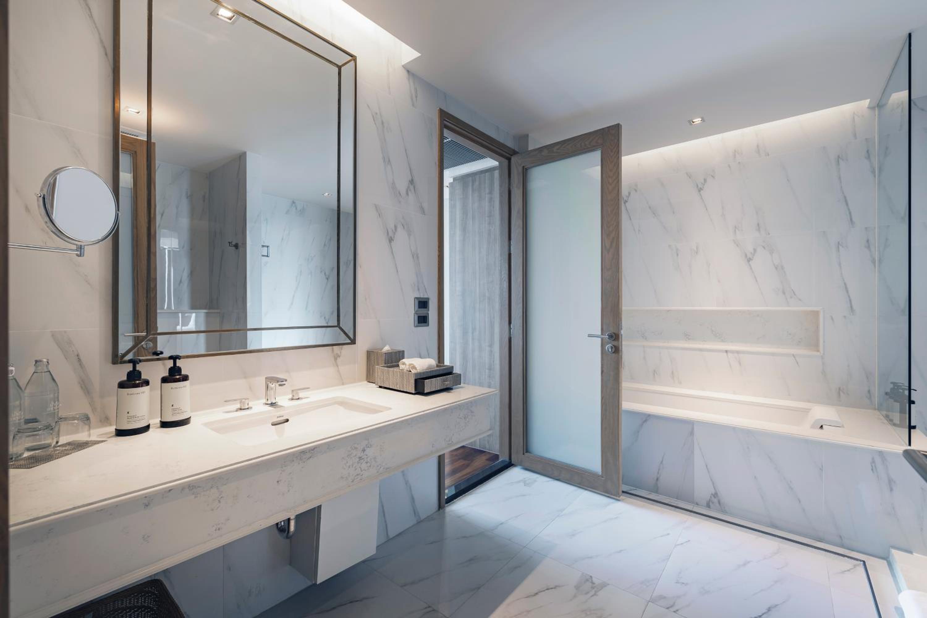 جناح بشرفة، MUU Bangkok Hotel 8/10