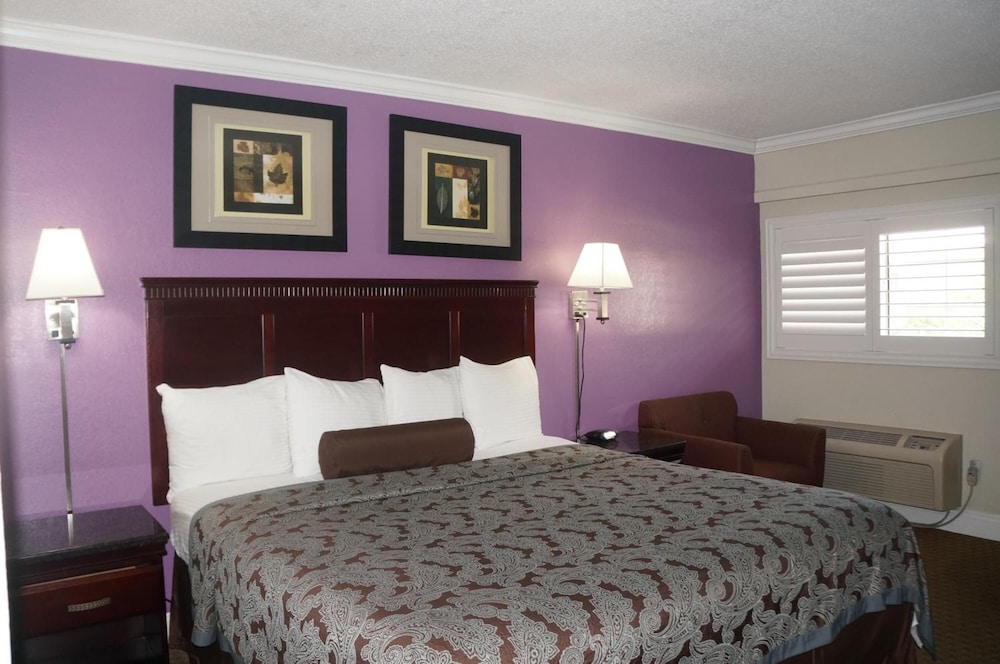 Dream Inn Fresno 21/50