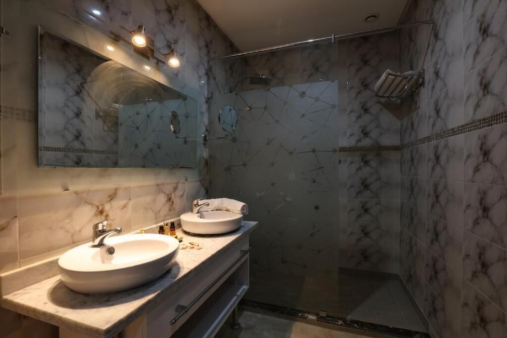 Silver Suites Hotel & Spa 60/63