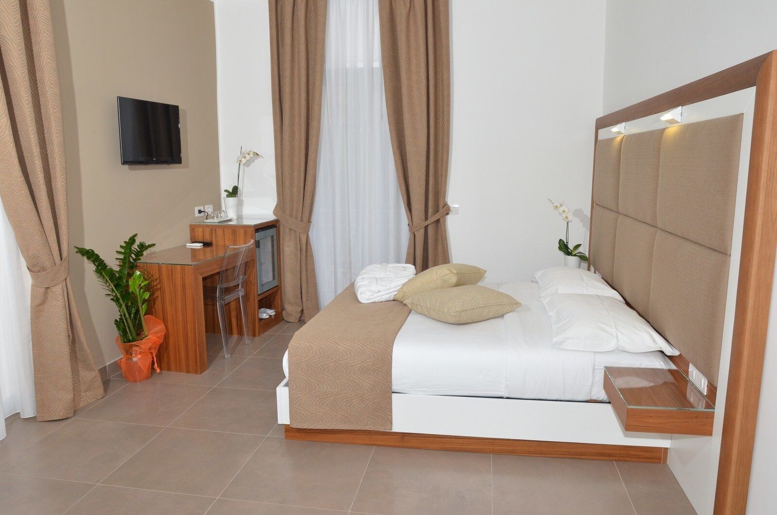 DELUXE, QUEEN BED