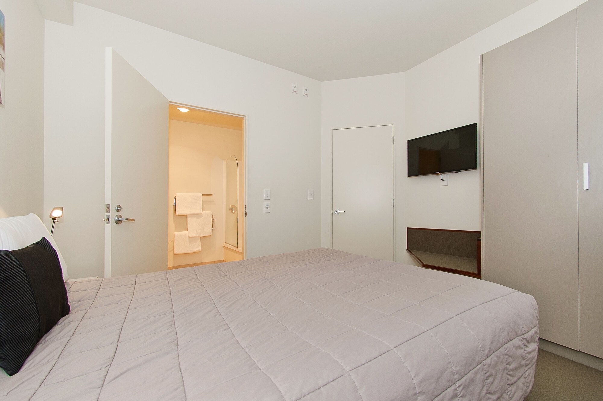 Ocean, Queen Bed, Sofa, Ground Floor